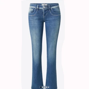 Blå bootcut jeans ltb valerie  - Jättefina jeans från LTB!!! Storlek 26/34 och i super bra skick. Passar mig bra i längden som är 173🥰 skriv för fler bilder eller funderingar. Priset kan diskuteras