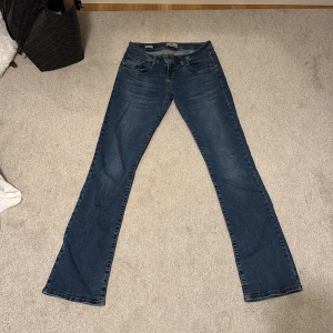 Blå jeansbyxor - Snygga blå jeansbyxor från ltb med klassisk design. De har en normal passform och är perfekta för en avslappnad stil. Byxorna har fickor både fram och bak samt en dragkedja.