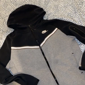 Grå och svart hoodie från Nike -  hoodie från Nike i grått och svart. Inte använd så mycke. Möta helst upp t,ex lilje elr tc