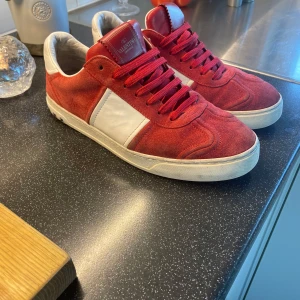 Valentino flycrew - Säljer ett par snygga och stilrena Valentino flycrews i storleken 41 1/2 | skick 8/10 | Nypris 7000 kr ( säljs inte längre ) | mitt pris 3499 | Nya innersulor sitter i skon | ENDAST 1 nit borta | Hör av er vid fler funderingar och bilder.