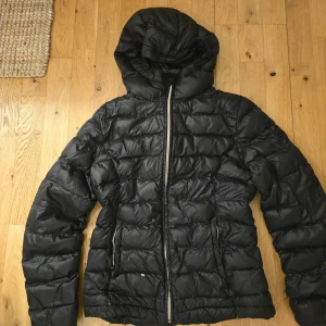 Everest vinterjacka täckjacka dunjacka - Svart vinterjacka, typ dunjacka (syntet foder) stlk 36. Använd men i gott skick