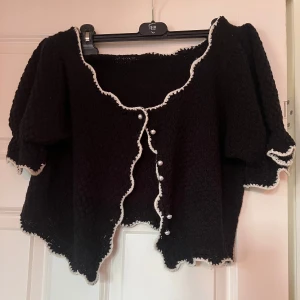 Svart kofta med vita detaljer SÅ FINNN -  svart kofta med vita kanter och knappar. Helt oanvänd 