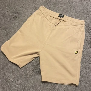 Beige shorts från Lyle & Scott -  beige shorts från Lyle & Scott.