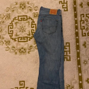 Levis 527 jeans - Säljer ett par klassiska Levis 527 jeans i ljusblå denim.   bootcut-stil 