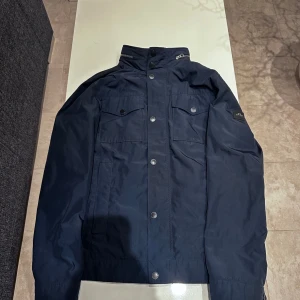 J.Lindeberg storleken M -  Jackan är ett jättefint skick endast använd ett fåtal gånger den passar storlek M . jackan är väldigt grishig och laidback.