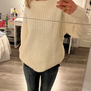 Mjölk vit stickad tröja från 157 - Mysig mjölk vit stickad tröja från 157 i storlek XS. 