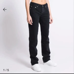 Svarta jeans - Snygga svarta jeans med låg midja och straight passform. 