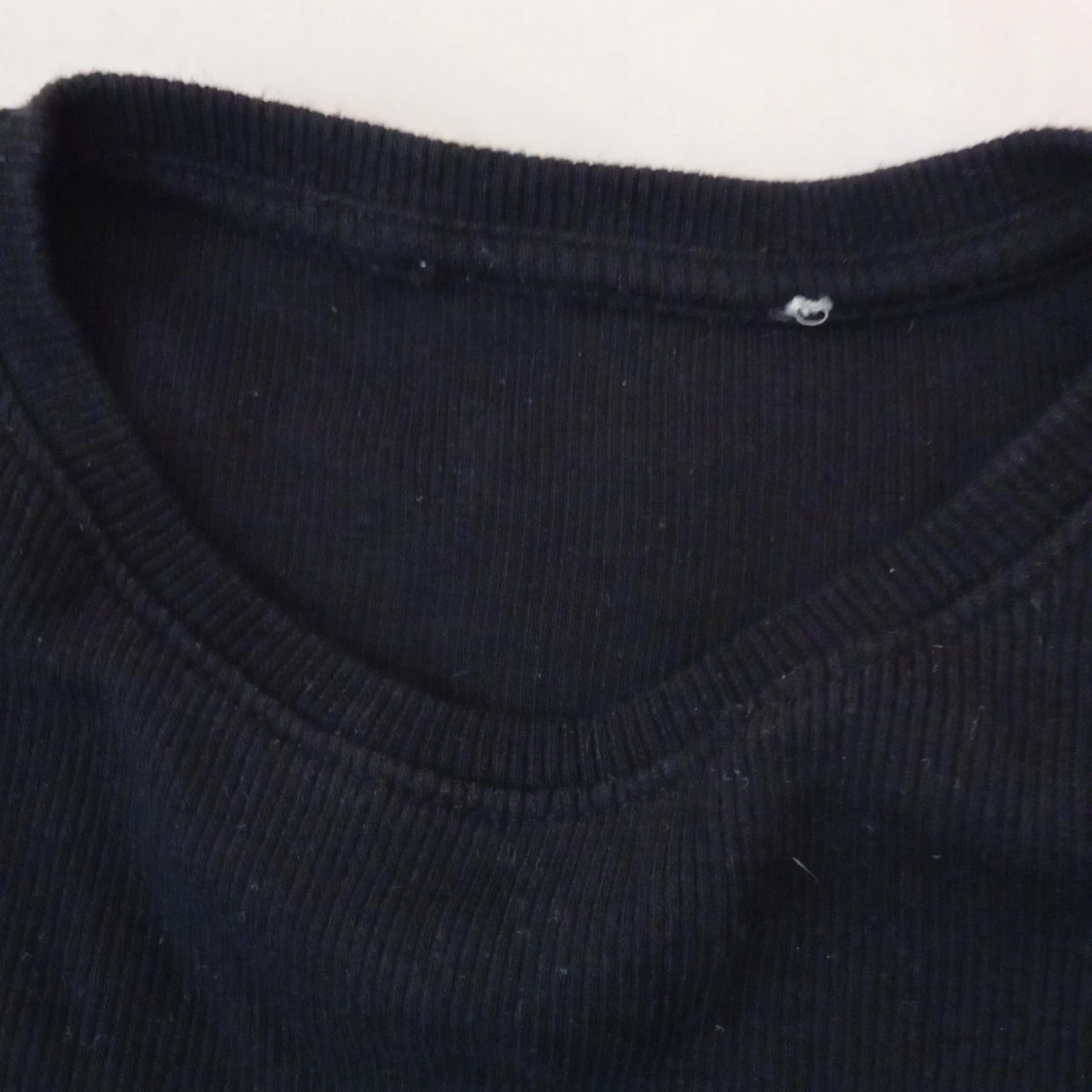 Svart tröja med volangdetaljer - 92