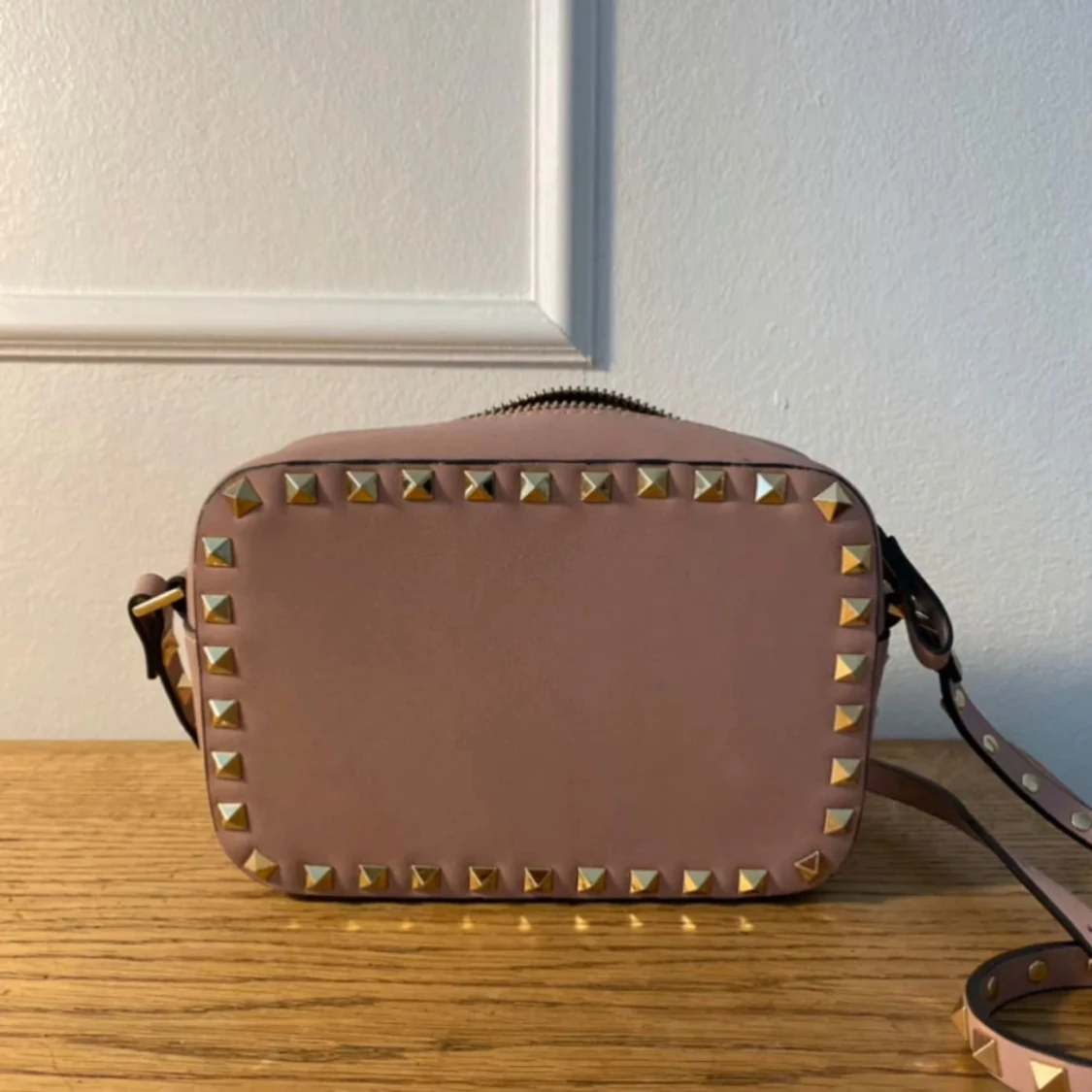 Rosa axelväska med nitar från Valentino - 90