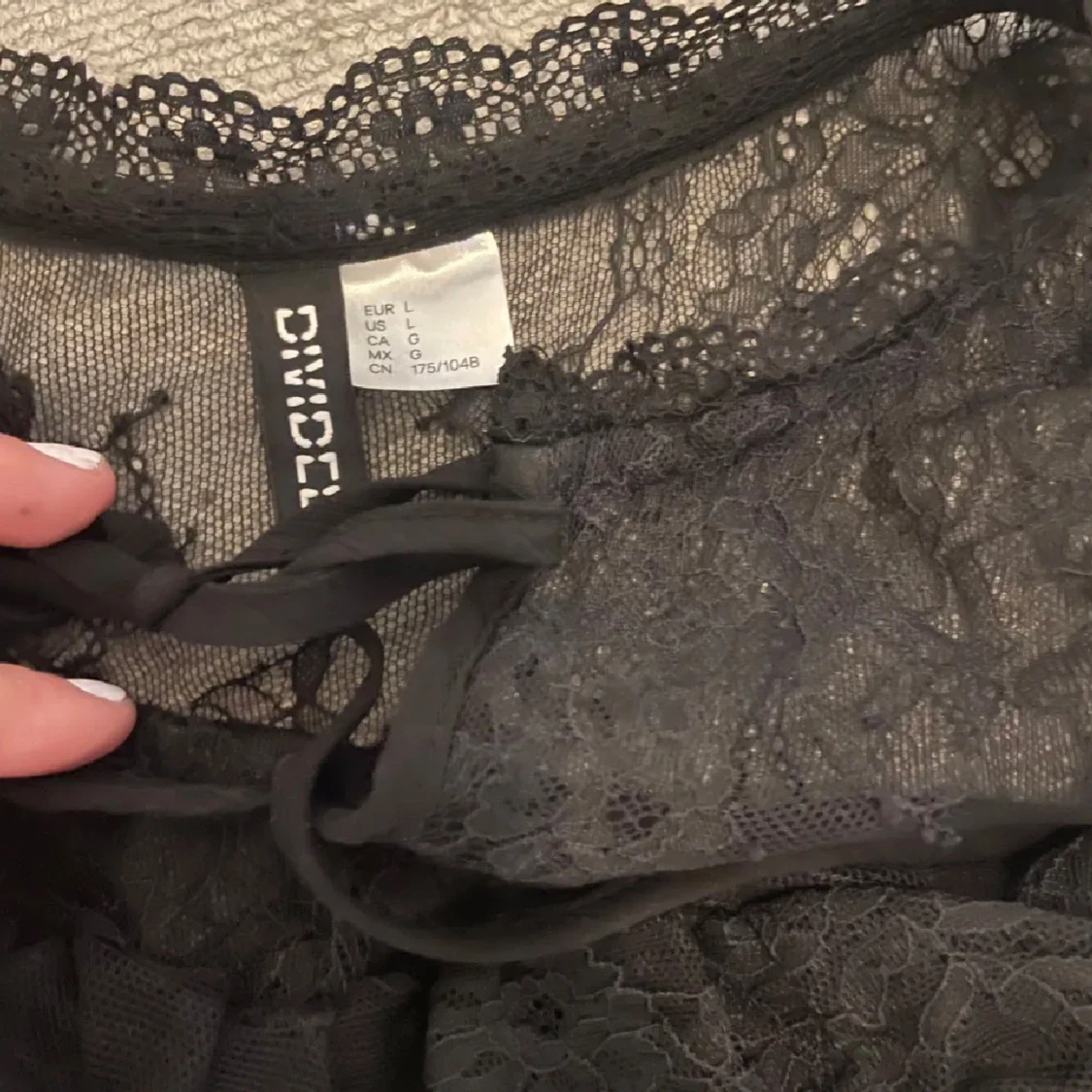 Svart blus med spetsdetaljer - 93