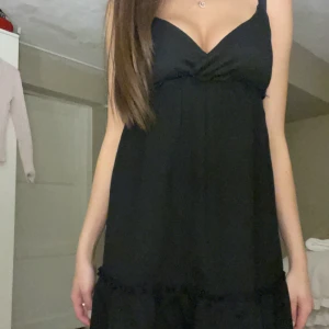 Sommarklänning  - Denna klänning är verkligen så gullig och jag har använt den en gång den är så luftig och man känner sig som en prinsessa när man snurrar med den :) den har v ringning ‼️pris går att diskutera‼️