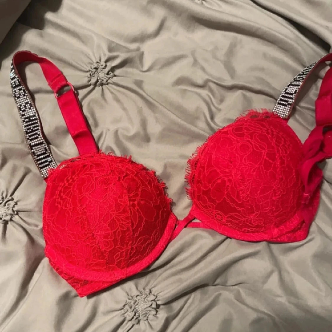 Röd spets-bh med strassdetaljer. Aldrig använd - 90