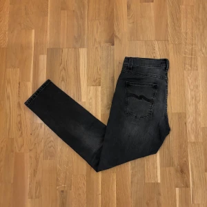  Nudie Jeans - Säljer dessa feta Nudie jeans. Jeansen är i väldigt bra skick och har inga tecken på användning. Storlek W30 L30