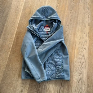 Parajumper cardigan  - Hej! Säljer nu min extremt fina parajumper. Den är i bra skick 8/10 och är i storlek S. Säljer billigt på grund av årstiden. (Givetvis äkta) Hör av er vid frågor!