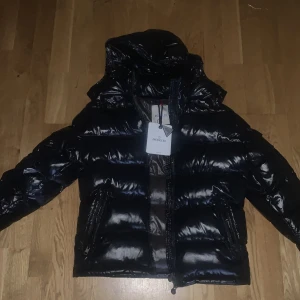 Moncler Maya jacka Svart Storlek (S) - Moncler Maya storlek S Klassisk dunjacka i toppskick. Fraktar spårbart 