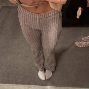 Ribbad byxa från Shein - Snygga ribbade byxor från Shein i en mjuk rosa nyans. Byxorna har en loose passform och är perfekta för en avslappnad stil. De är tillverkade i ett bekvämt material som passar bra för både hemmamys och vardagsbruk. (Passar även till storlek S) väldigt stretchiga i materialet! 