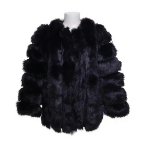 Svart pälsjacka från Paulza - Snygg svart pälsjacka från Paulza i syntetmaterial. Jackan har en fluffig och lyxig look med långa ärmar och är perfekt för att hålla värmen nu i vinter. 