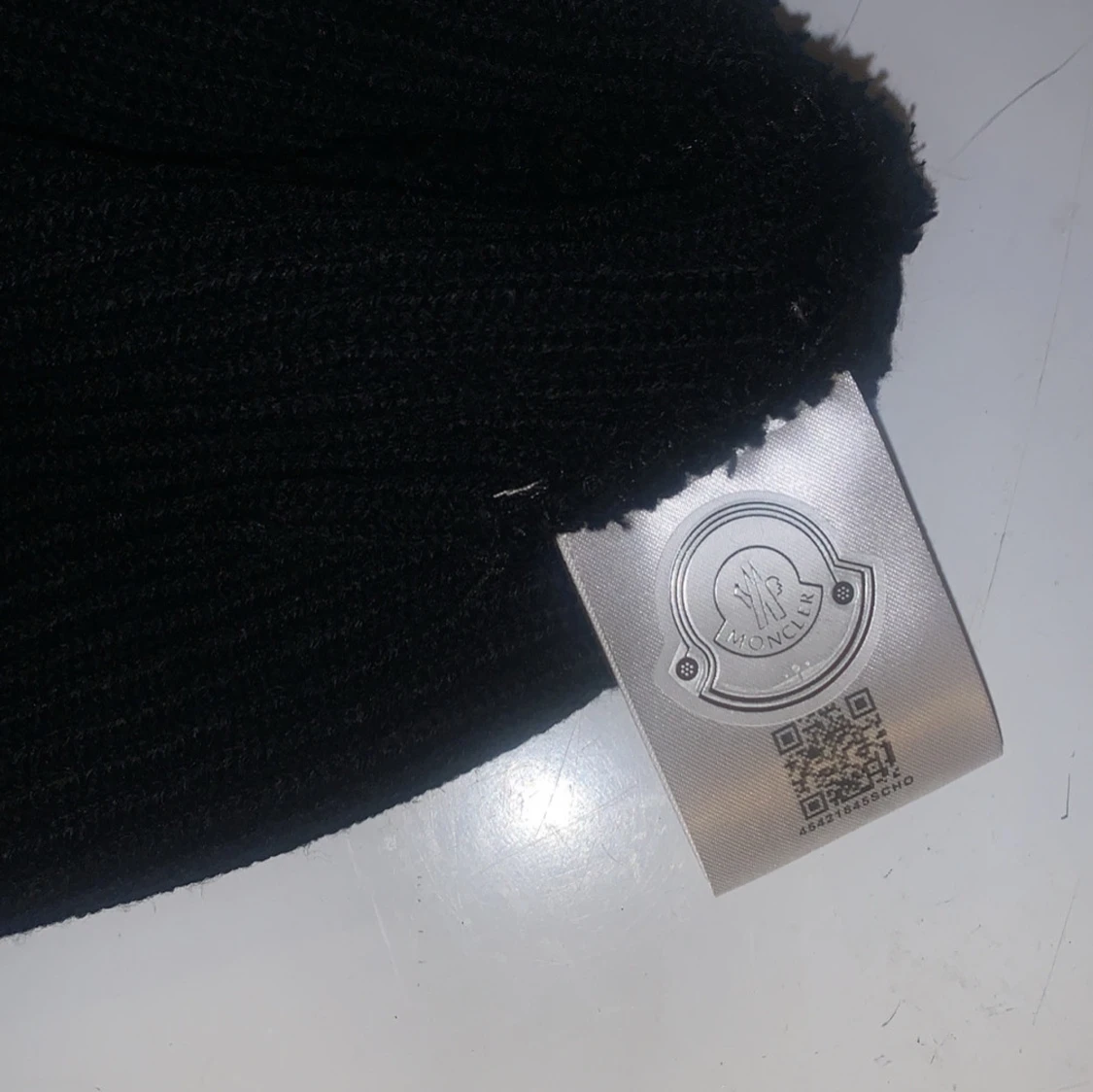 Svart mössa från Moncler - 90