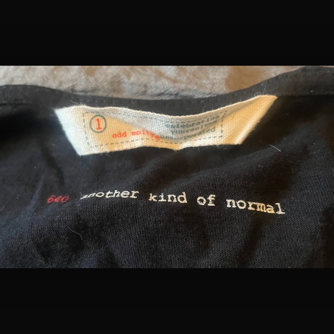 Svart spetsblus med knytband - 90