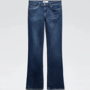 Lowwaist bootcut jeans - Snygga jeans från zara! Säljer för att dom är förstora men jättefint skick😍