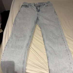 Grunt jeans - Snygga ljusblå jeans från Grunt med en klassisk femficksdesign. De har en dragkedja och knapp framtill. Perfekta för en avslappnad stil.