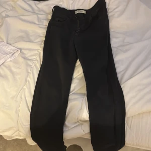 Svarta jeansbyxor - Snygga svarta Molly jeansbyxor. 