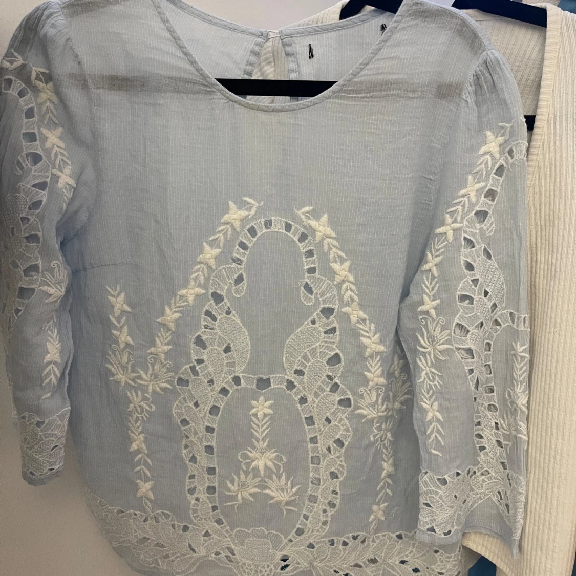 Vit blus med spetsdetaljer - 90