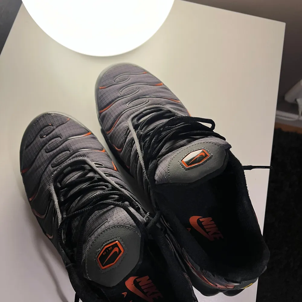 Snygga, sköna men främst extremt ovanliga Nike TNs i grey orange colourway. Skorna har en unik design och reflekterar i mörket (se bild 3) Perfekta skor året runt för en bra pris lapp. Den ända märkbara defekten är fram på vänsterskon där de släppt lite i limningen i fram. Men det är åtgärdad hos en skomakare och syns inte så mycket (bild 5). #jbklo🇮🇹🍾. Kengät.
