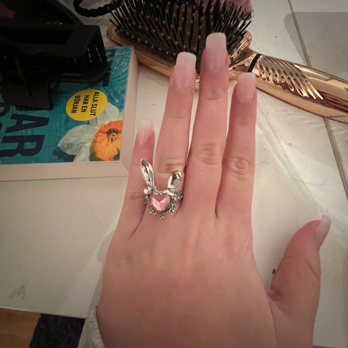 Silverfärgad ring med rosa hjärta och kaninöron - 90