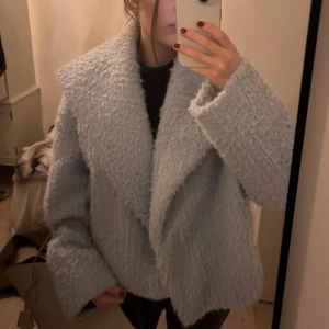 Ljusblå jacka NAKD  - Endast använd några gånger så i jättebra skick ❤️ perfekt för att liva upp våren.  