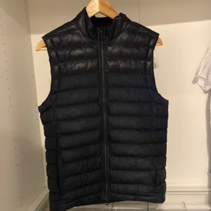 J.LINDEBERG - Säljer denna mörkblå väst från j.lindeberg då den blev för liten. Skick 10/10 som ny inga defekter.           Nypris är 1800kr.                           (Skriv vid funderingar)