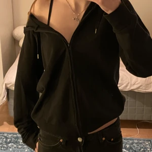 Zip-up tröja - En svart basic zip-up tröja men luva 💕