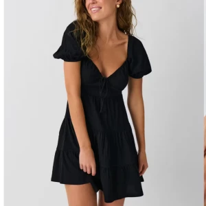 Svart klänning  - Trendig svart kortklänning med puffiga kortärmar och v-ringning. Perfekt för både vardag och festliga tillfällen. Endast använd 1 gång och köpt för 400kr från ginatricot (helt slutsåld) GE PRISFÖRSLAG!!💕