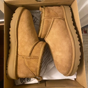 Bruna Uggs! - Söljer ett par helt nya uggs i storlek 36, passar även 37! Aldrig använda så superbra skick!