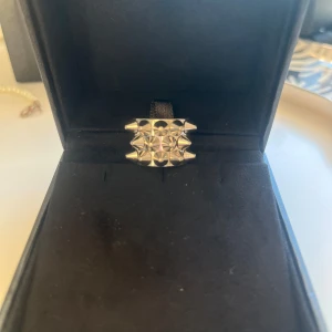 Edblad ring - Säljer denna sjukt snygga ring från Edblad då den inte längre kommer till användning, skicket är som nytt och inga defekter, kan tänka mig att gå ner i pris vid snabbt köp, den är i silver❤️❤️