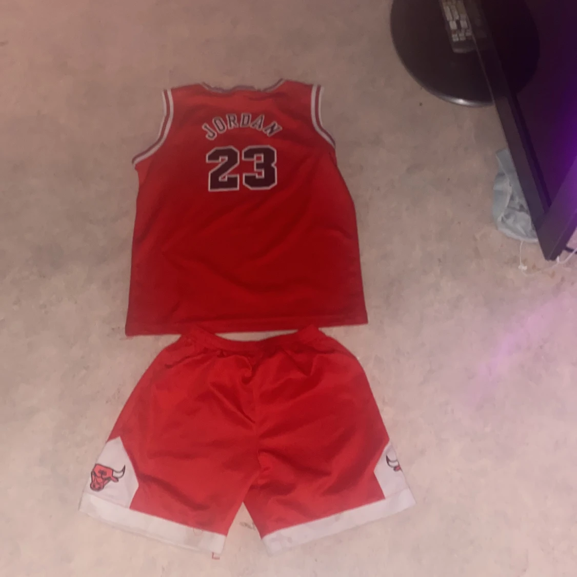 Säljer en Michael Jorden set som är ekta köpt för 2250 den kommer tvättad och det är hemma set det är också laget bulls storlek 150 från 10-12 år - 90