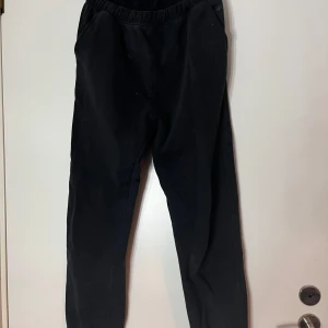 Svarta mjukisbyxor - Det har skönt tyg och är väldigt varma, de går in vid foten och har snören vid midjan som man kan knyta, väldigt sköna men vill int ha dom längre