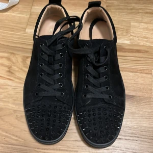 Christian Louboutin skor  - Ett par loobs i bra skick och storlek 45 , inga defekter. Kan gå ner i pris vid bara snabb affär . Har ingen box eller kvitto å därför går dem för ganska billigt. Tveka inte vid frågor