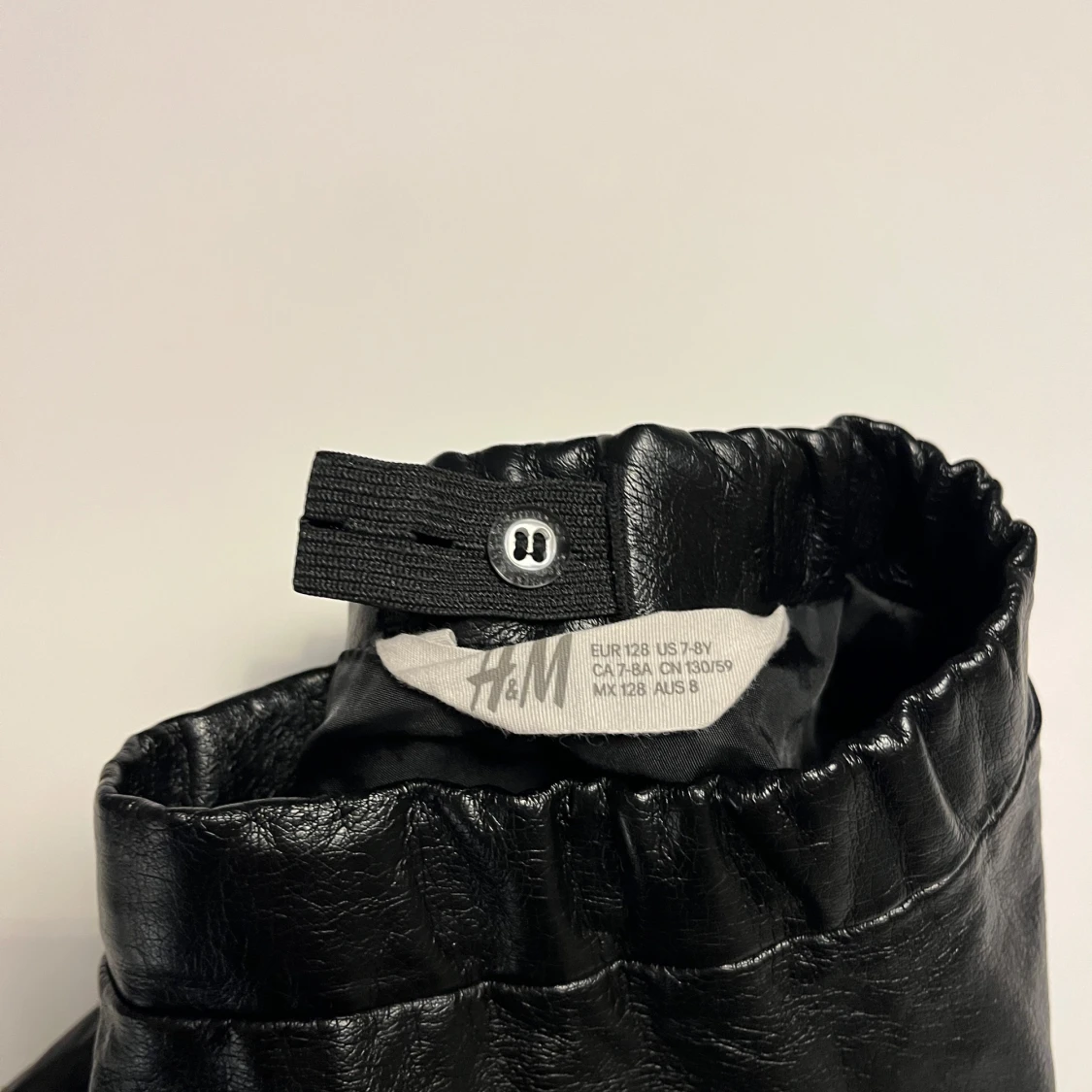 Svart kjol från H&M - 90