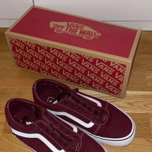 Vinröda sneakers från Vans - Snygga vinröda Vans sneakers med klassisk vit sula och sidostripes. Perfekta för en avslappnad stil. Skorna har snörning och en bekväm passform. Pris kan diskuteras 