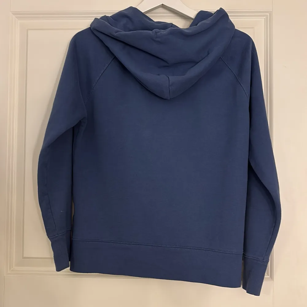 Säljer en blå hoodie från GAP med dragkedja och stor logga framtill. Tröjan har en bekväm passform med långa ärmar och en praktisk huva. Mysig inuti. Använt några gånger men är ”gått som ny” ändå. Stl S. Neuletakit & Villapaidat.