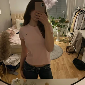 Rosa t-shirt från GANT - Säljer en stilren rosa t-shirt från GANT med korta ärmar och rund halsringning. Säljer då jag inte använder den längre. Normal i storleken men passar även mig som har str S. 