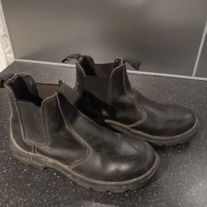 Svarta boots - Säljer ett par svarta boots med robust sula och elastiska paneler för enkel påtagning. Perfekta för höst- och vinterbruk. Sparsamt använda. Tvättar såklart innan jag skickar dem. 