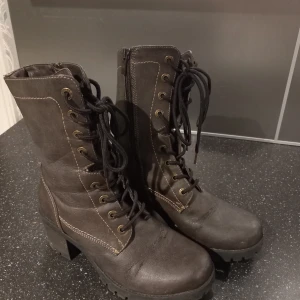 Bruna boots med snörning - Snygga bruna boots med snörning och klack. Med robust sula och dragkedja på sidan för enkel på- och avtagning. Perfekta för höst och vinter. Tvättar dem såklart innan frakt.