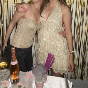 Guld glittrig klänning  - Säljer denna assnygga guldglittriga klänning perfekt vid festliga tillfällen 