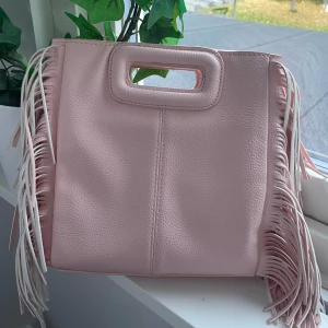 Liknade maje väska - Säljer denna supersöta väskan (liknande maje väska). Den rymmer mycket och har en defekt från tidigare ägaren varför vet jag inte💕