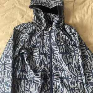 Regn jacka - Storlek 152 bra skicka lite använd annars bara legat i garderoben 
