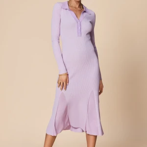 Adoore lila klänning storlek 34 - En lila klänning från Adoore med långa ärmar och en krage. Klänningen har en knappstängning i fram och en något lös passform.