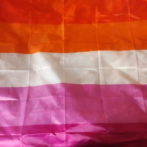 Lesbisk flagga  - Hej! Säljer en lesbisk flagga<3 Dm för frågor 