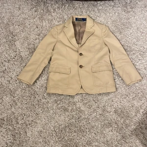 Ralph lauren kostym  - Väldigt fin knappt använd från Ralph lauren. Storlek 4 år väldigt bra skick!